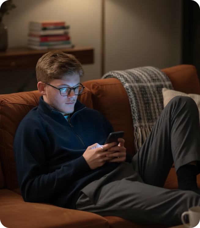 Photo du fondateur addict à son téléphone - Charleroi - Belgique